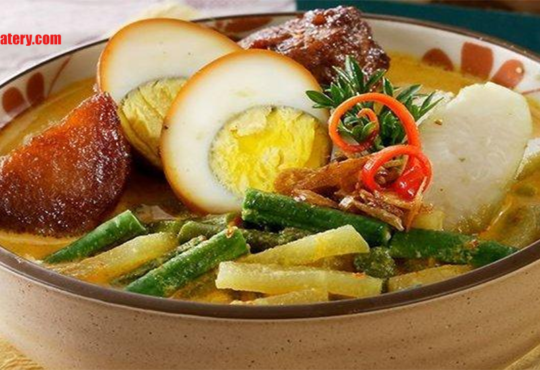 Lontong Medan Daun Ubi Tumbuk